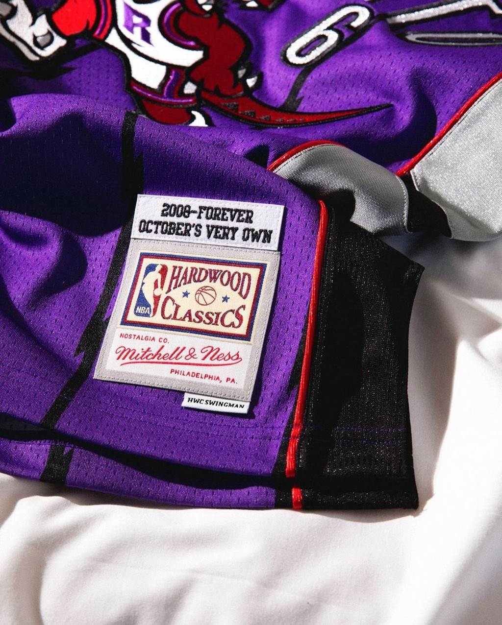 OVO,Mitchell & Ness,猛龙,NBA 多伦多猛龙 x OVO 联名球衣发布!这位模特来头可不小…… OVO,Mitchell & Ness,猛龙,NBA 多伦多猛龙 x OVO 联名球衣发布!这位模特来头可不小……