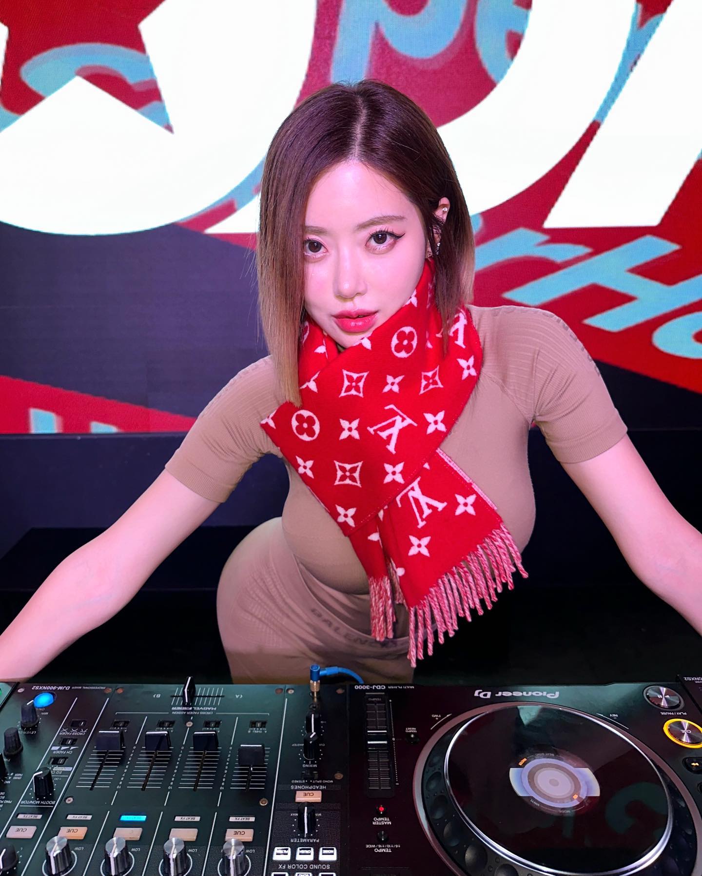 朴山多拉,DJ Soda,球鞋女神 DJ Soda「拜年小视频」曝光!化身兔女郎大秀球鞋美腿! 朴山多拉,DJ Soda,球鞋女神 DJ Soda「拜年小视频」曝光!化身兔女郎大秀球鞋美腿!