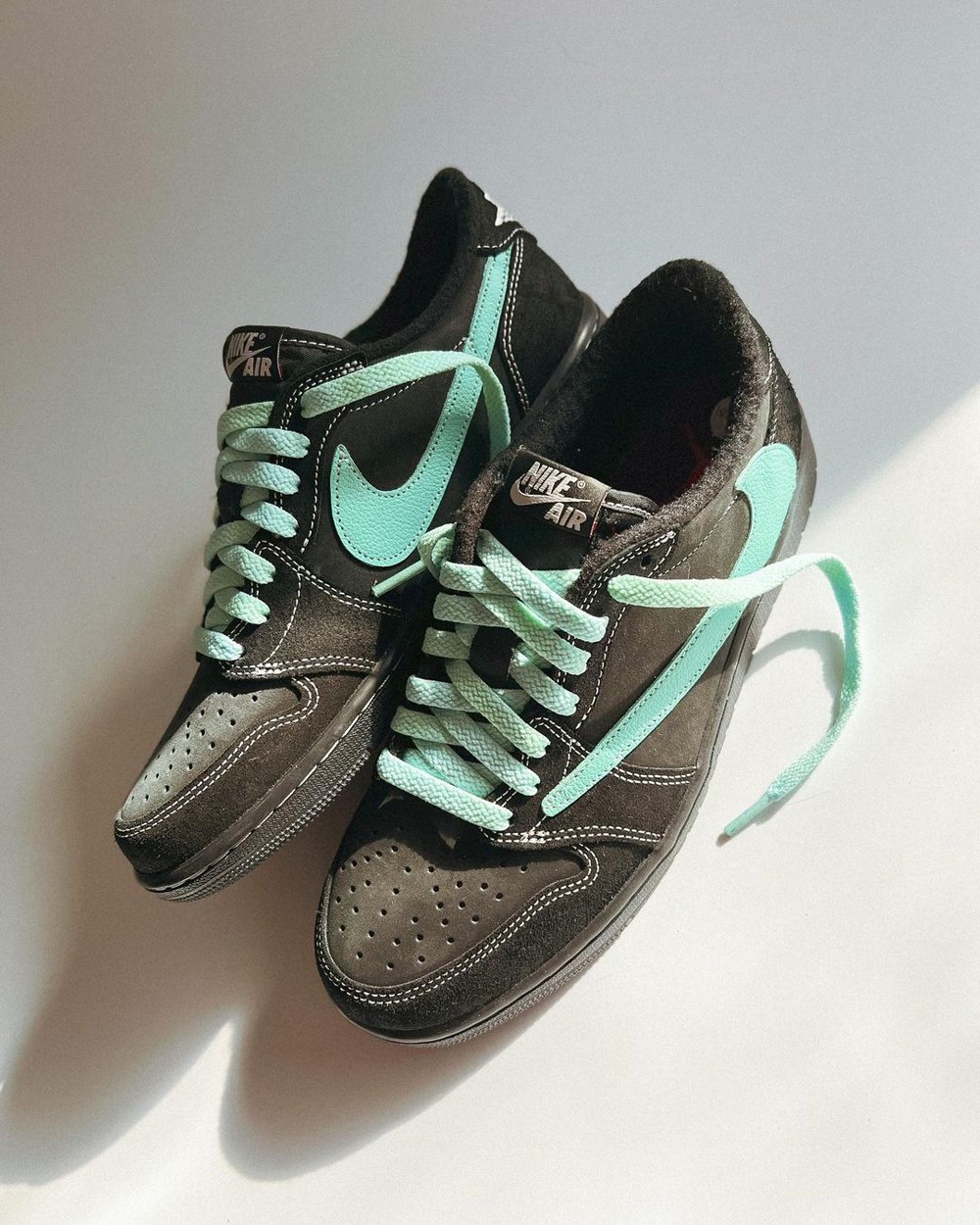 Nike 「蒂芙尼版」纯黑倒钩实物曝光!但可惜的是... Nike 「蒂芙尼版」纯黑倒钩实物曝光!但可惜的是...