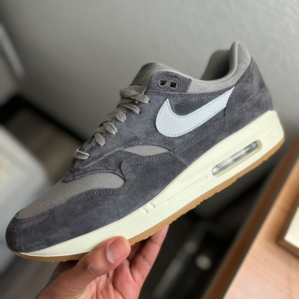 Nike,Air Max 1 PRM Crepe,Soft 「奢华版」Air Max 1 新配色曝光!网友:这鞋底咋回事儿? Nike,Air Max 1 PRM Crepe,Soft 「奢华版」Air Max 1 新配色曝光!网友:这鞋底咋回事儿?