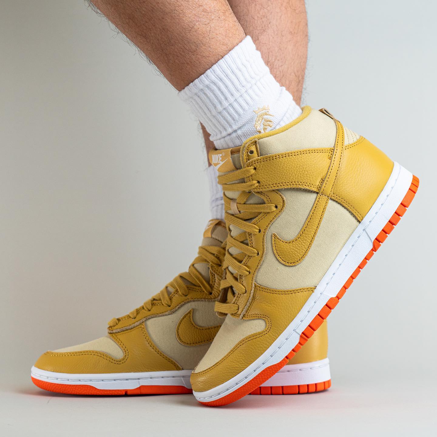 Nike Dunk High,Gold Canvas,DV7 土豪气质十足!全新 Nike Dunk Hi 上脚图曝光! Nike Dunk High,Gold Canvas,DV7 土豪气质十足!全新 Nike Dunk Hi 上脚图曝光!
