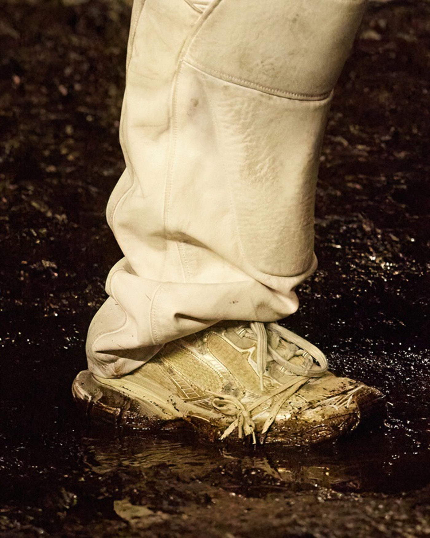 TECHNOCLOG,BALENCIAGA 密恐慎入!售价 7w 的「水钻鞋」把我看傻了... TECHNOCLOG,BALENCIAGA 密恐慎入!售价 7w 的「水钻鞋」把我看傻了...