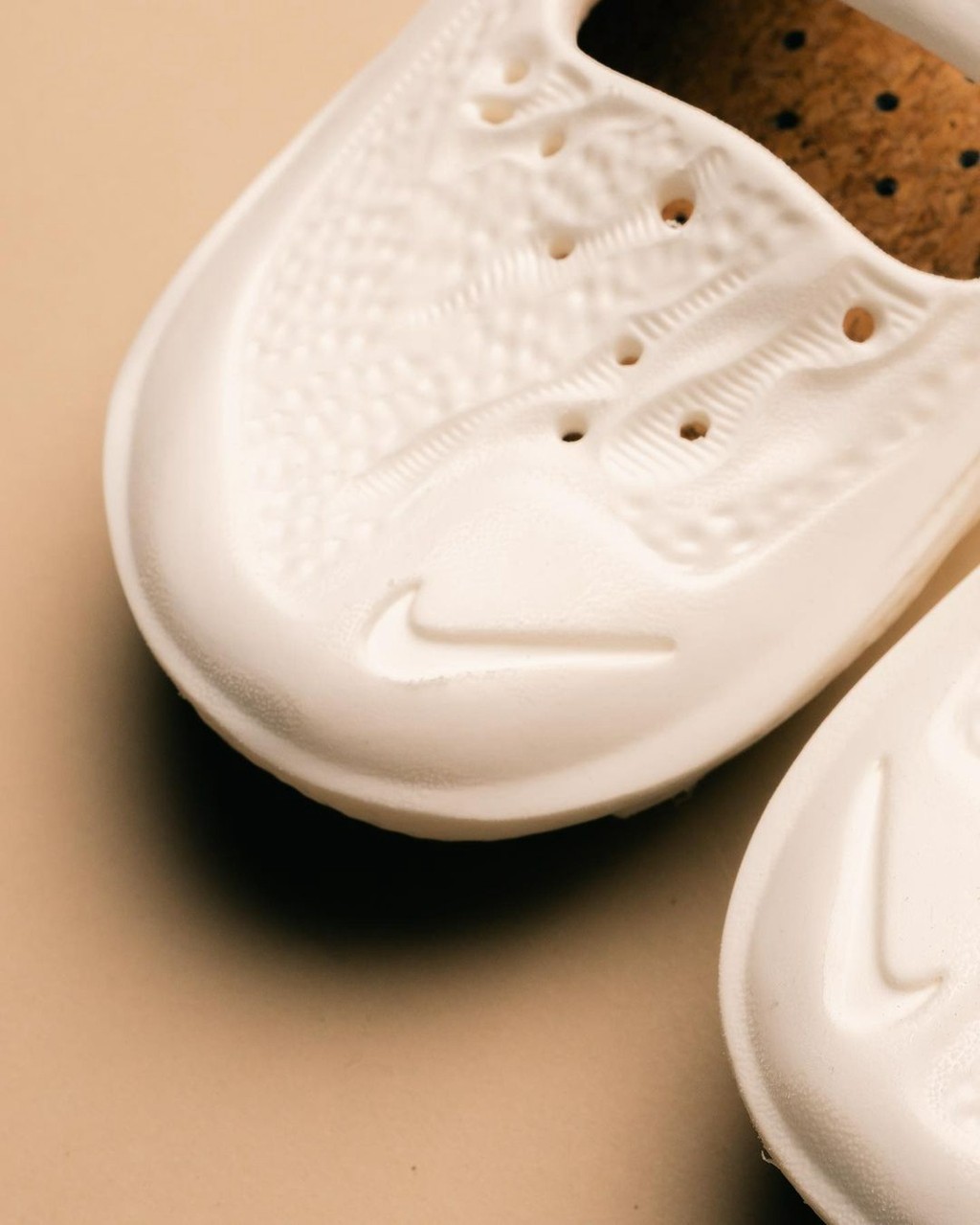 Nike,ISPA Universal Nike 逢出必火系列!「软木塞洞洞鞋」能入手了! Nike,ISPA Universal Nike 逢出必火系列!「软木塞洞洞鞋」能入手了!