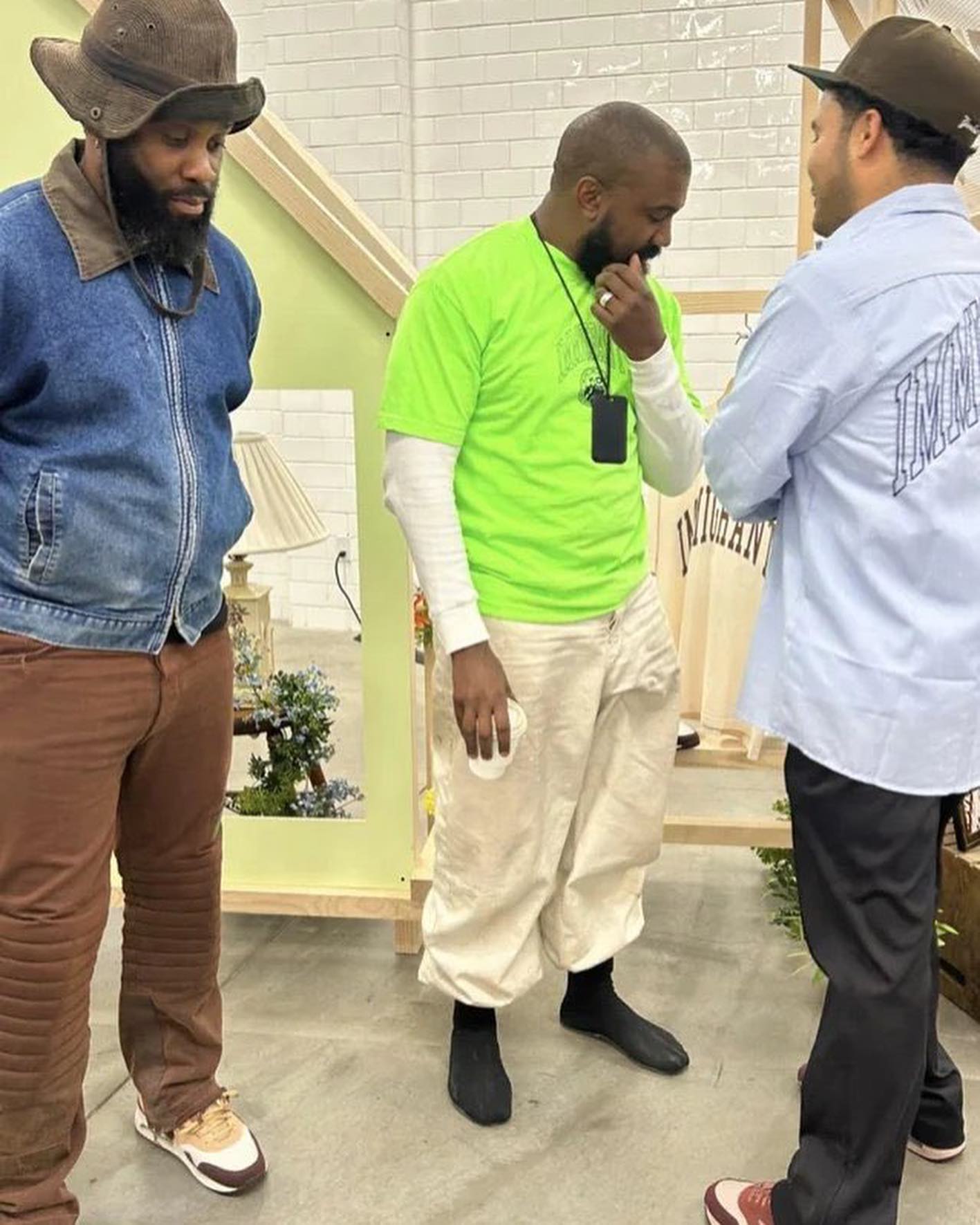 Kanye West,侃爷 这就是侃爷设计的新鞋?看着眼熟… Kanye West,侃爷 这就是侃爷设计的新鞋?看着眼熟…