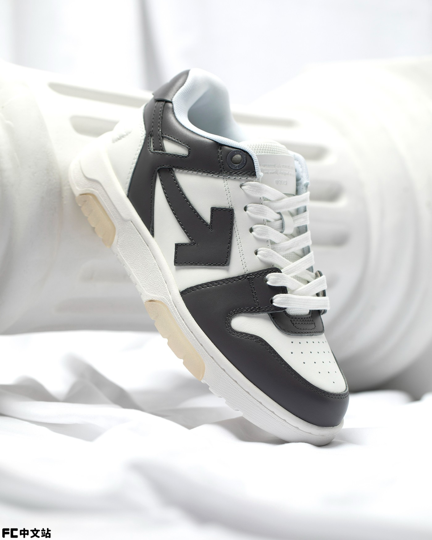 520,OFF-WHITE,OW 今年这双 OW 新鞋!说它是「隐藏惊喜」不夸张!上脚果然好看! 520,OFF-WHITE,OW 今年这双 OW 新鞋!说它是「隐藏惊喜」不夸张!上脚果然好看!