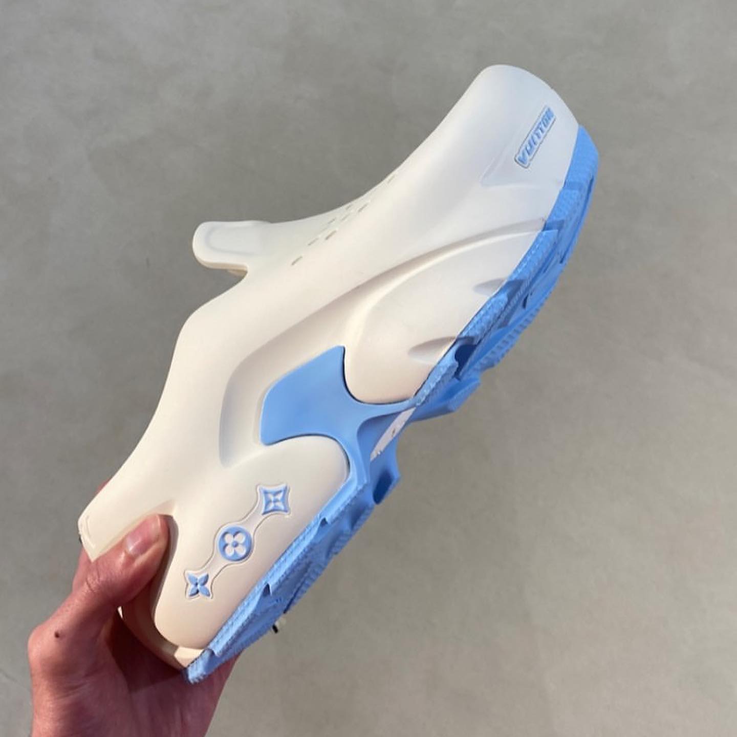 Louis Vuitton Shark Clog 定价 5K+!LV「鲨鱼洞洞鞋」太骚了! Louis Vuitton Shark Clog 定价 5K+!LV「鲨鱼洞洞鞋」太骚了!