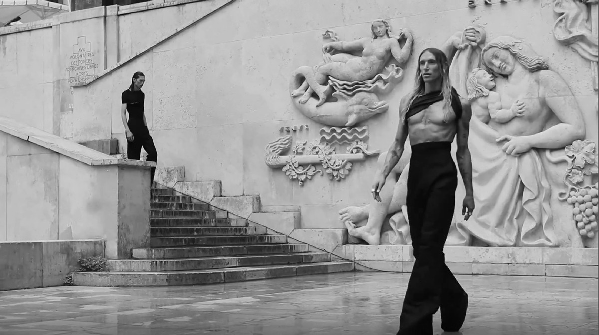 Rick Owens RO 最新「复健鞋」亮相时装周!这到底咋穿啊... Rick Owens RO 最新「复健鞋」亮相时装周!这到底咋穿啊...