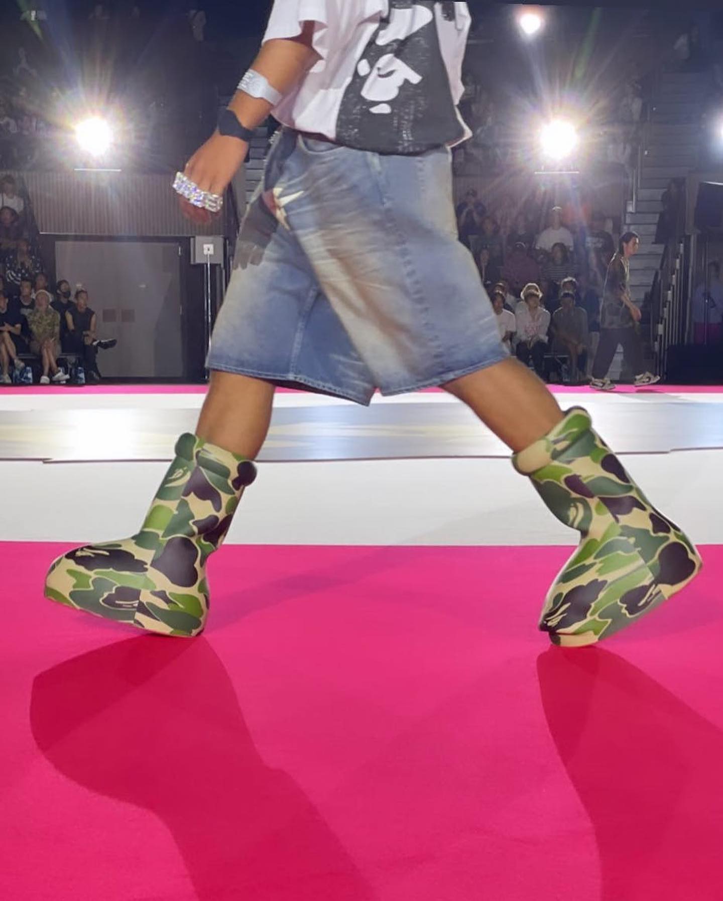 MSCHF,BAPE 九月第一份惊喜!BAPE®️ 联名「迷彩大红靴」曝光! MSCHF,BAPE 九月第一份惊喜!BAPE®️ 联名「迷彩大红靴」曝光!