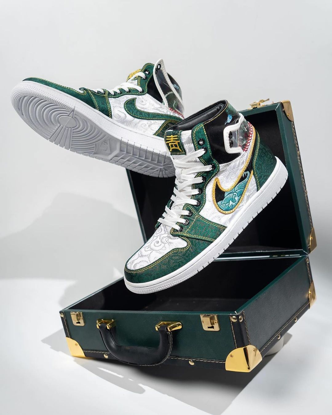 AJ1,Air Jordan 1,定制 「龙年」丝绸 AJ1 实物曝光!?这质感真没对手了! AJ1,Air Jordan 1,定制 「龙年」丝绸 AJ1 实物曝光!?这质感真没对手了!