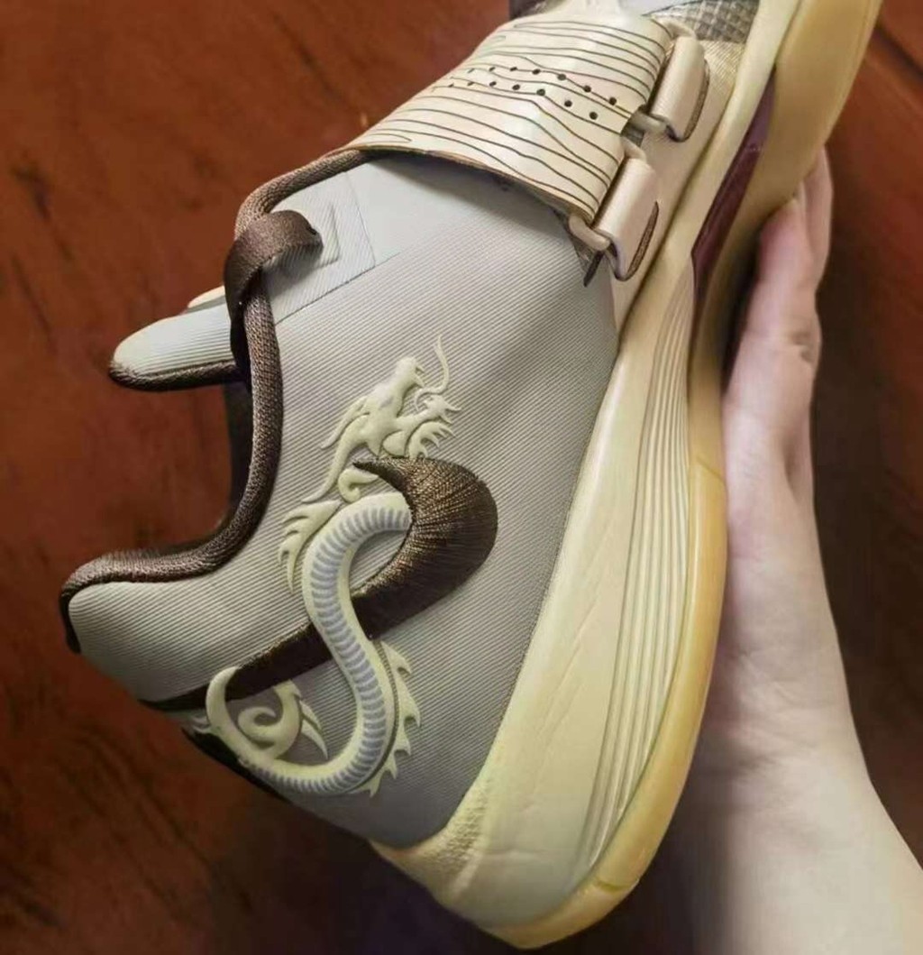 Dunk Low GS,Nike,Year of the D 又一双 Nike 龙年新鞋曝光!还是「盘龙」Swoosh! Dunk Low GS,Nike,Year of the D 又一双 Nike 龙年新鞋曝光!还是「盘龙」Swoosh!