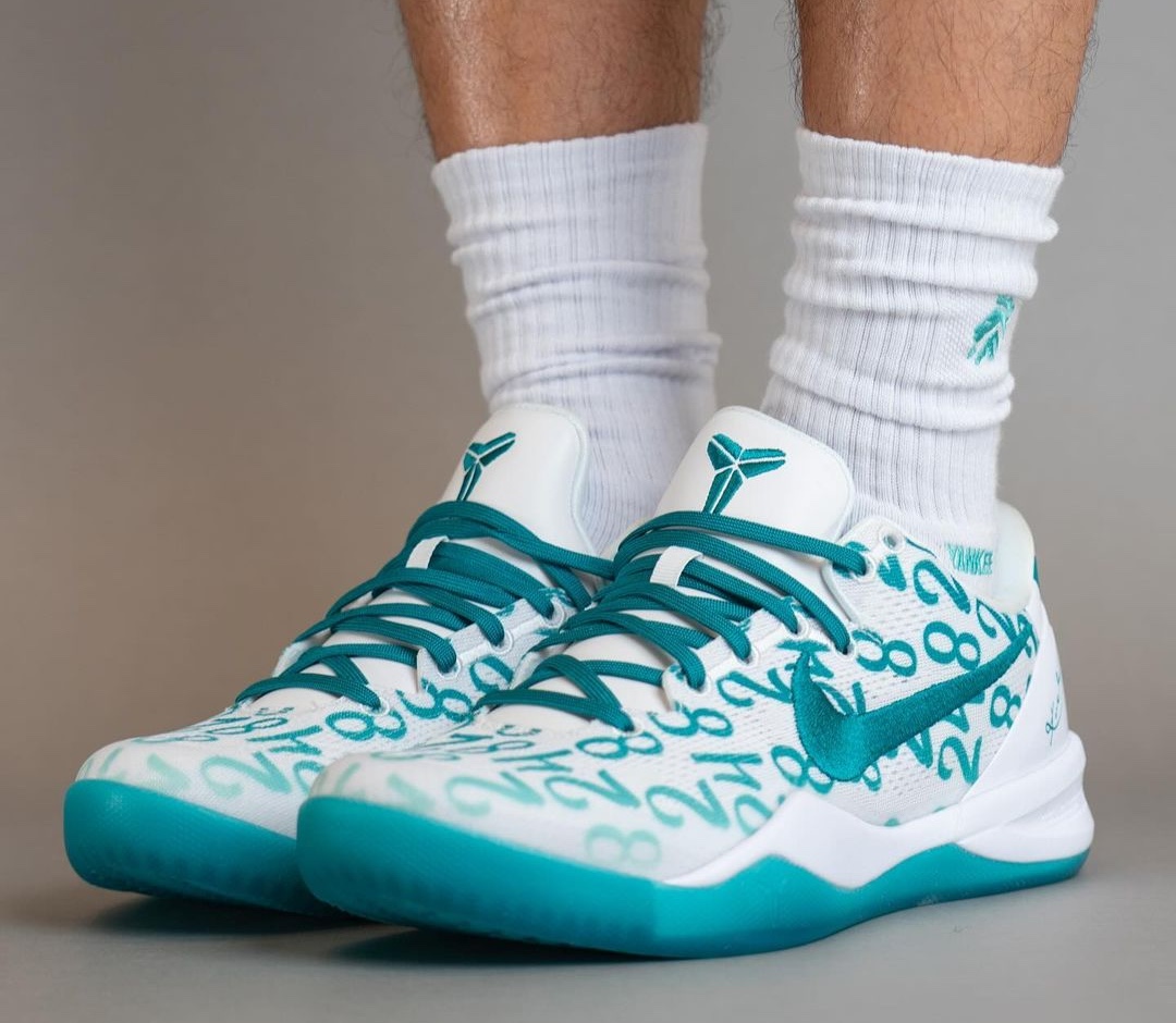 Nike,Kobe 8 Protro,Radiant Eme 「湖水色」科比 8 实物上脚曝光!8·24 弹幕满印鞋身! Nike,Kobe 8 Protro,Radiant Eme 「湖水色」科比 8 实物上脚曝光!8·24 弹幕满印鞋身!