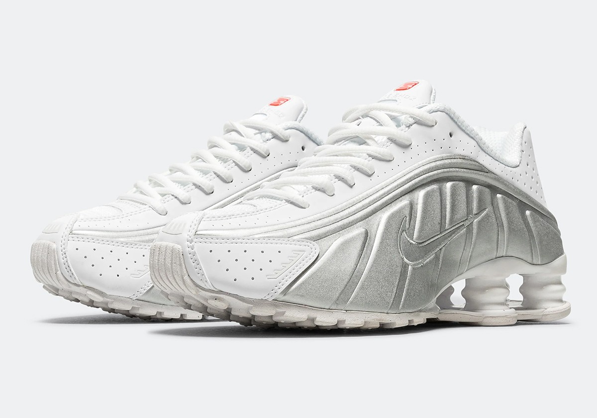 Nike,Shox R4 Returns,AR3565-10 简约「白银」设计!全新配色 Nike Shox R4 即将登场! Nike,Shox R4 Returns,AR3565-10 简约「白银」设计!全新配色 Nike Shox R4 即将登场!