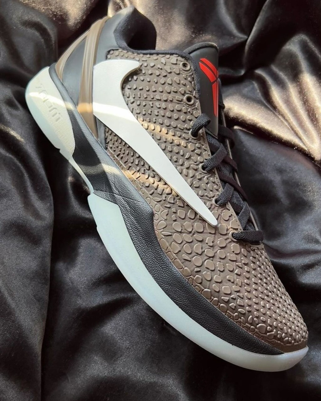 Travis Scott,Kobe,Nike,Kobe 6 倒钩 Kobe 6 长什么样?今天终于见到了! Travis Scott,Kobe,Nike,Kobe 6 倒钩 Kobe 6 长什么样?今天终于见到了!