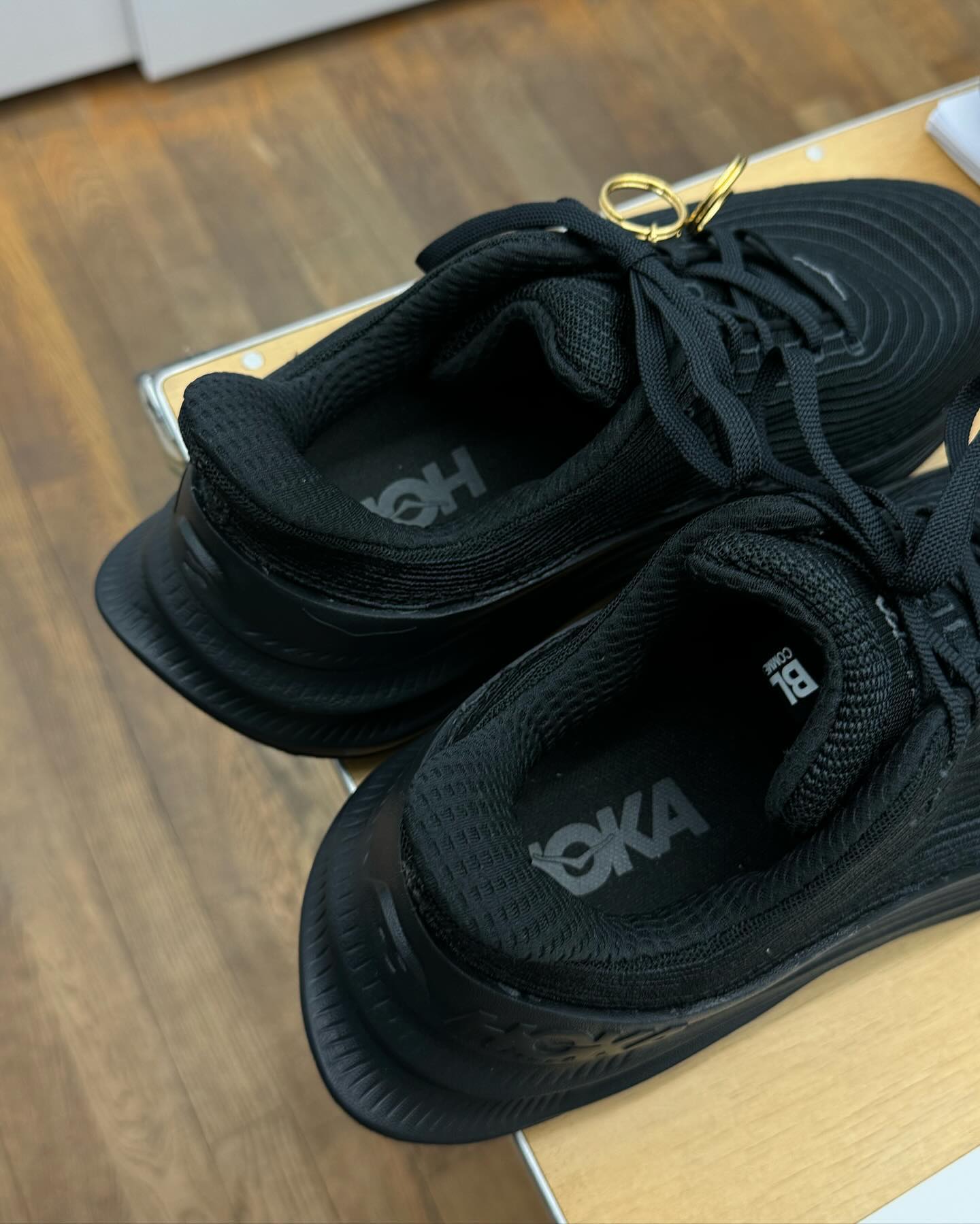 BLACK,COMME des GARÇONS,HOKA T 黑武士装扮!CDG x HOKA 联名实物曝光! BLACK,COMME des GARÇONS,HOKA T 黑武士装扮!CDG x HOKA 联名实物曝光!