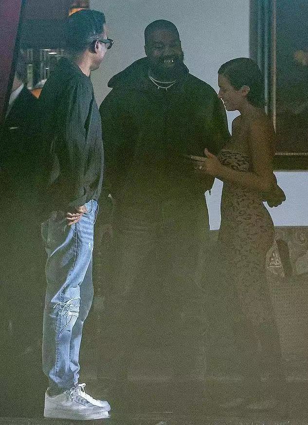 Kanye 侃爷「头戴黑丝」怒喷狗仔!抢手机手速真快! Kanye 侃爷「头戴黑丝」怒喷狗仔!抢手机手速真快!