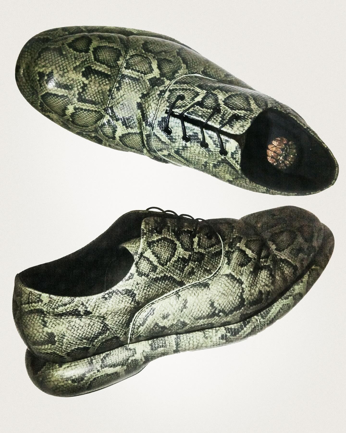 Martine Rose,Clarks 蟒蛇纹造型!全新 Martine Rose x Clarks 曝光! Martine Rose,Clarks 蟒蛇纹造型!全新 Martine Rose x Clarks 曝光!