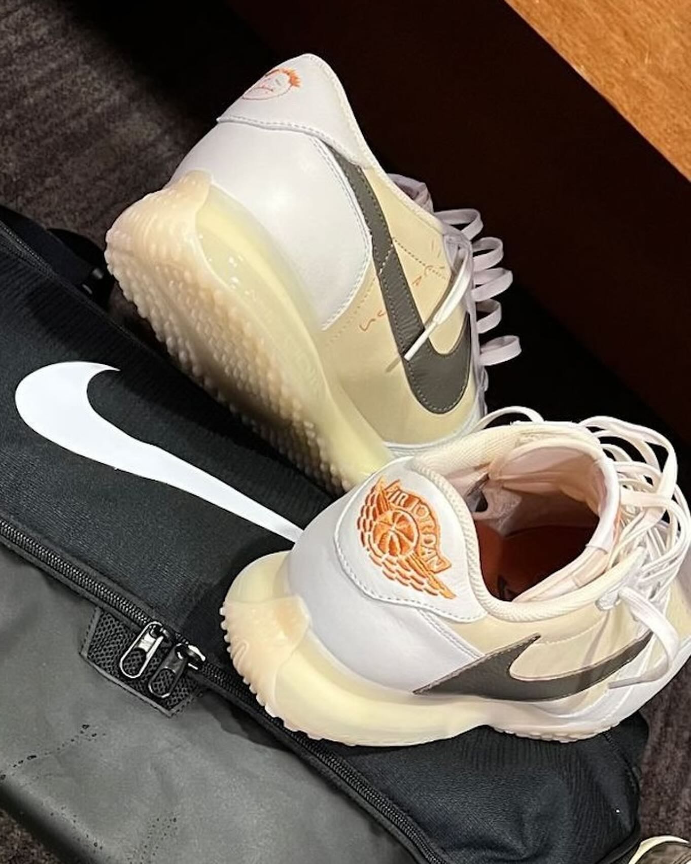 Travis Scott,TS,AJ1,倒钩 特殊版本「TS x AJ1」亮相!颜值你打几分? Travis Scott,TS,AJ1,倒钩 特殊版本「TS x AJ1」亮相!颜值你打几分?