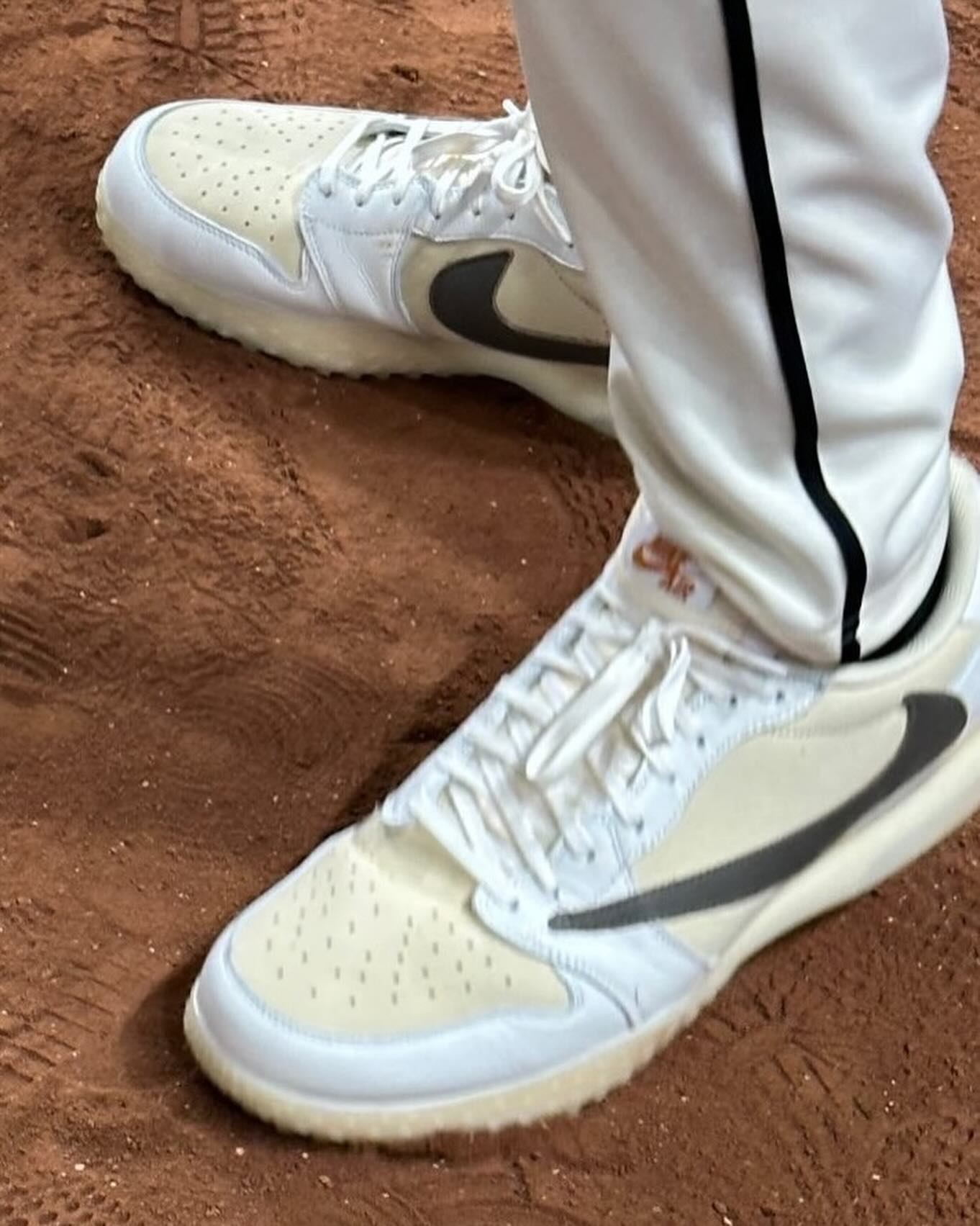 Travis Scott,TS,AJ1,倒钩 特殊版本「TS x AJ1」亮相!颜值你打几分? Travis Scott,TS,AJ1,倒钩 特殊版本「TS x AJ1」亮相!颜值你打几分?