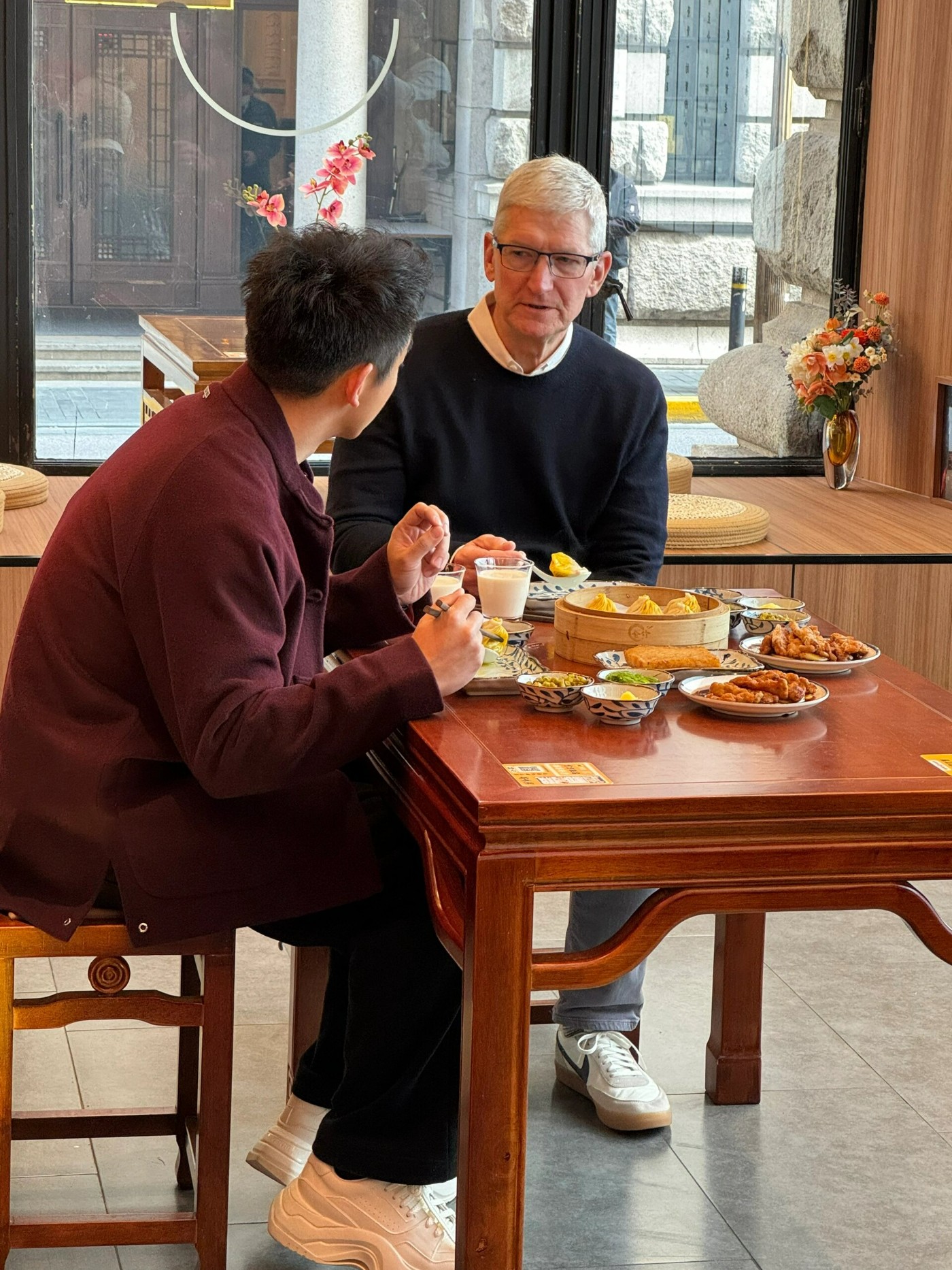 明星上脚,库克,郑恺 苹果 CEO 库克突袭上海!脚上穿的 Nike 你认识吗? 明星上脚,库克,郑恺 苹果 CEO 库克突袭上海!脚上穿的 Nike 你认识吗?