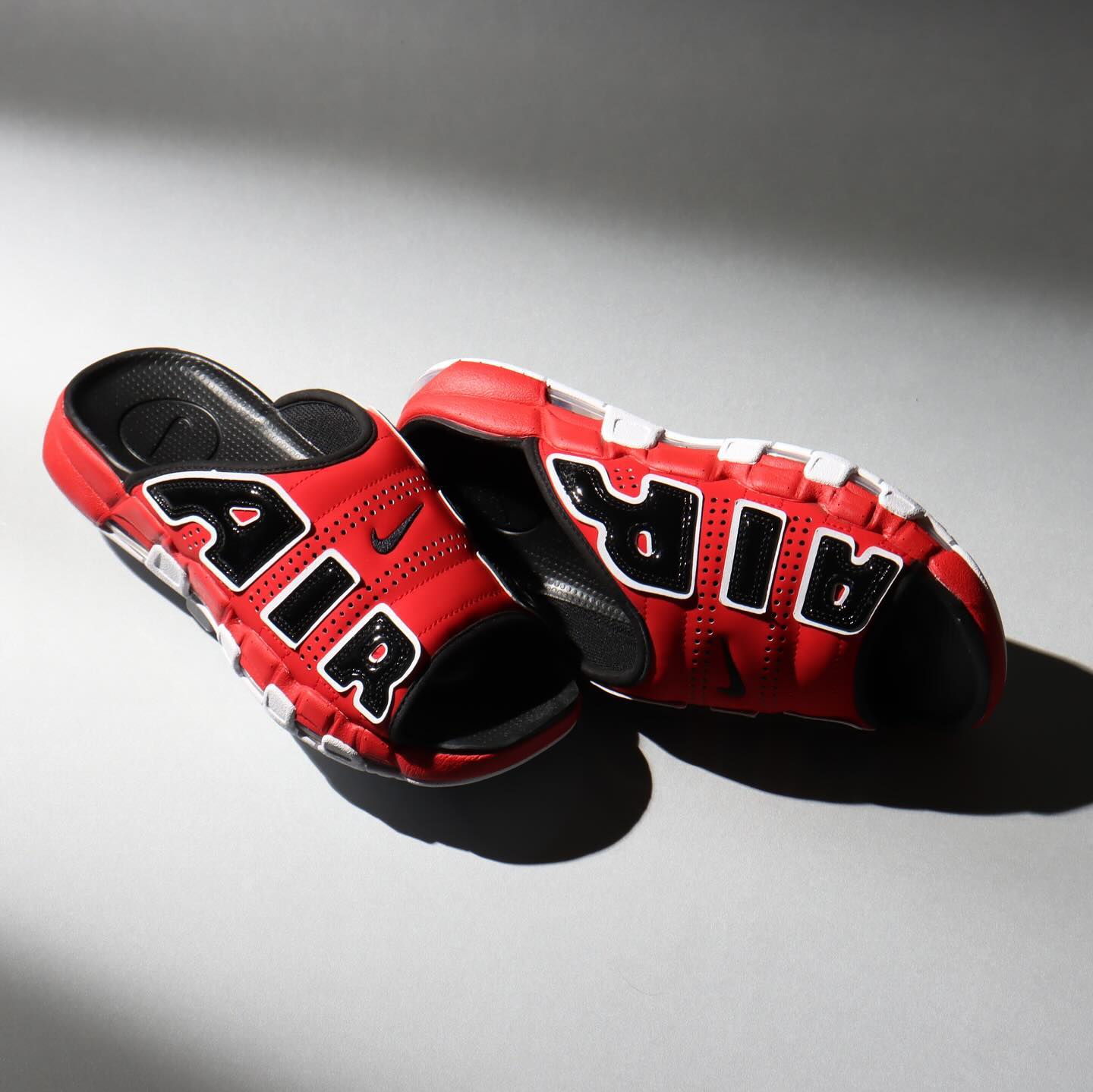 Air More Uptempo Slide,Nike,FD 夏天必备!公牛配色「大 Air」拖鞋来了! Air More Uptempo Slide,Nike,FD 夏天必备!公牛配色「大 Air」拖鞋来了!