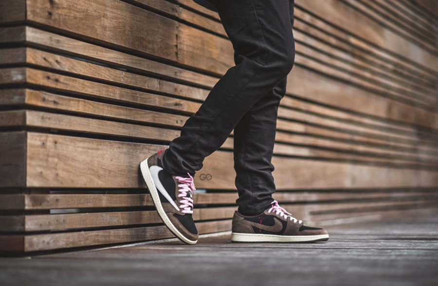 Travis Scott,AJ1 Low,Velvet Br 神似初代配色!最新「倒钩 AJ1」首次亮相! Travis Scott,AJ1 Low,Velvet Br 神似初代配色!最新「倒钩 AJ1」首次亮相!