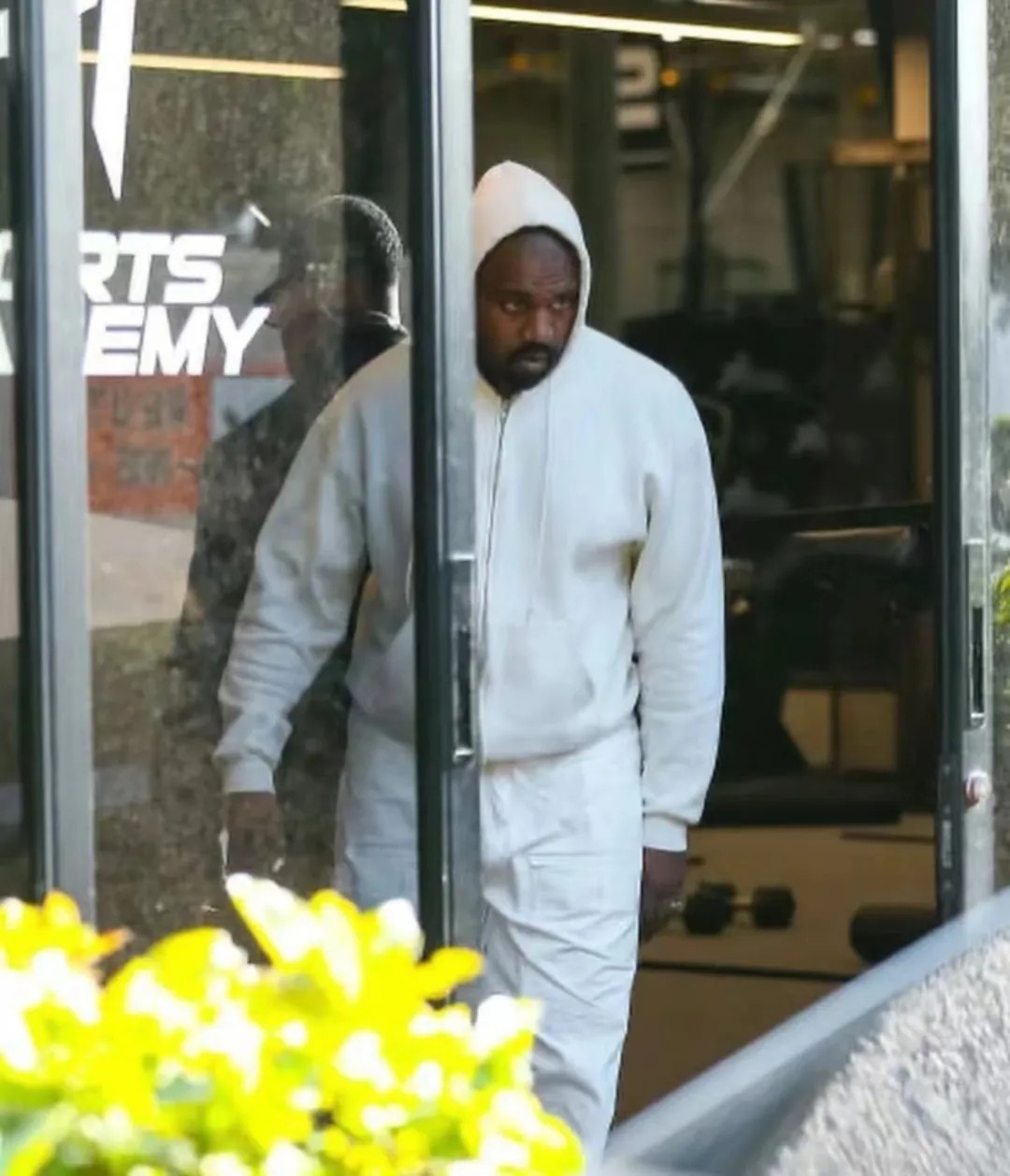 Kanye,Balenciaga 侃爷最近爱上这双鞋!不是阿迪,也不是耐克! Kanye,Balenciaga 侃爷最近爱上这双鞋!不是阿迪,也不是耐克!