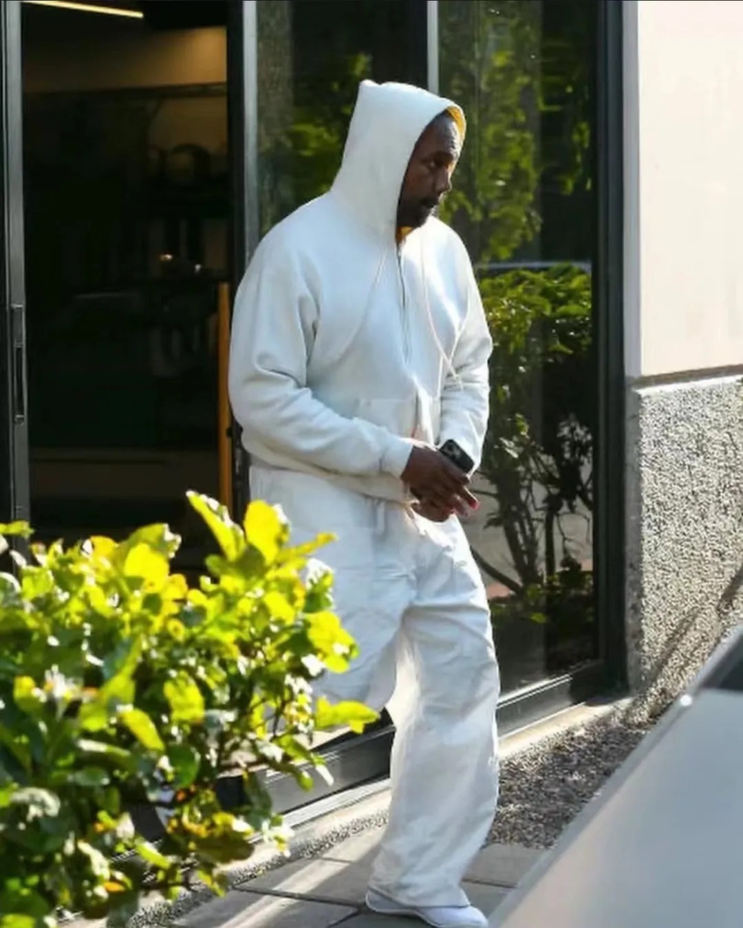Kanye,Balenciaga 侃爷最近爱上这双鞋!不是阿迪,也不是耐克! Kanye,Balenciaga 侃爷最近爱上这双鞋!不是阿迪,也不是耐克!