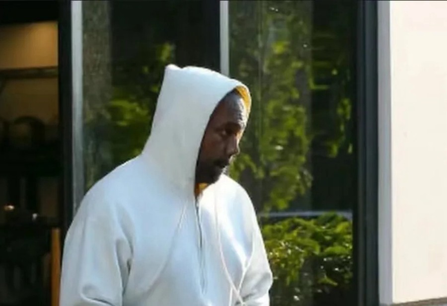 Kanye,Balenciaga 侃爷最近爱上这双鞋!不是阿迪,也不是耐克! Kanye,Balenciaga 侃爷最近爱上这双鞋!不是阿迪,也不是耐克!