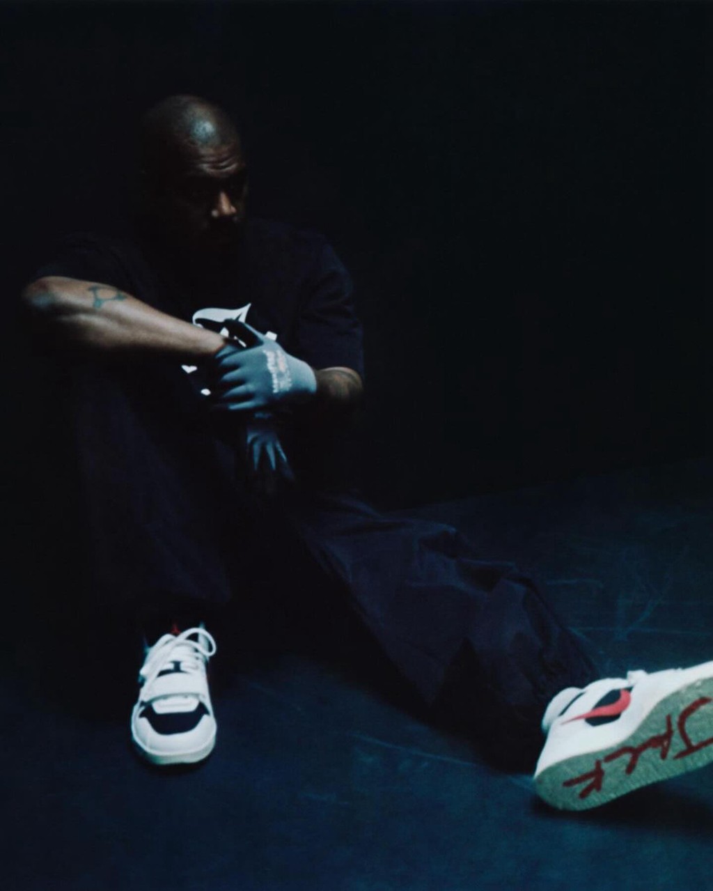 侃爷,Yeezy 侃爷亲签的 “Fxxk adidas” 公开拍卖!能换一套房! 侃爷,Yeezy 侃爷亲签的 “Fxxk adidas” 公开拍卖!能换一套房!