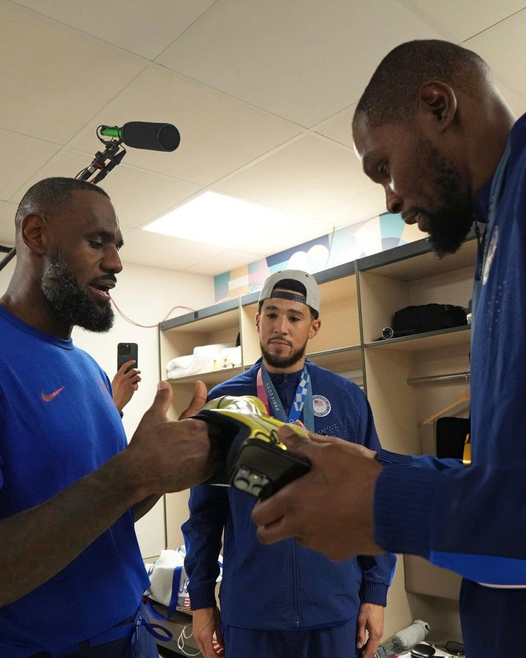 美国队,奥运,LeBron 22,Nike 瞬间变天价!詹姆斯「黄金战靴」喜提全队亲签! 美国队,奥运,LeBron 22,Nike 瞬间变天价!詹姆斯「黄金战靴」喜提全队亲签!