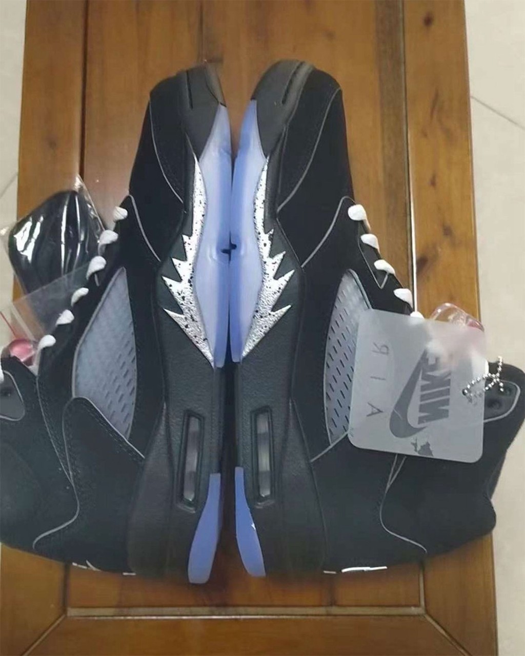 Air Jordan 5,Black Metallic Re 够不够 OG?!明年「黑银 AJ5」实物有了! Air Jordan 5,Black Metallic Re 够不够 OG?!明年「黑银 AJ5」实物有了!