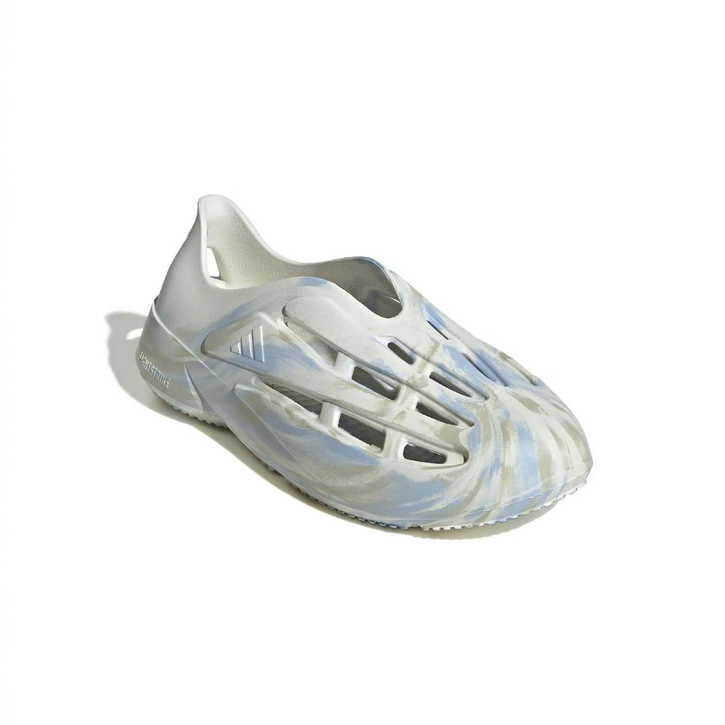 adidas,Lightblaze Moc Yeezy 洞洞鞋平替!阿迪又整新活儿了! adidas,Lightblaze Moc Yeezy 洞洞鞋平替!阿迪又整新活儿了!
