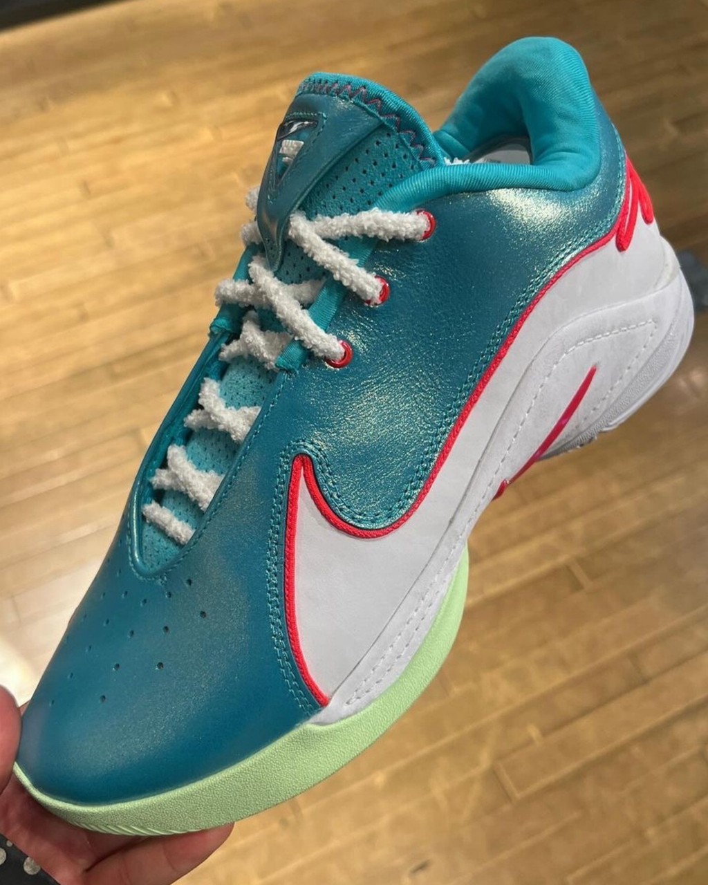Nike,LeBron 22,Christmas,HV514 圣诞节 LBJ22 曝光!媲美 PE 的颜值! Nike,LeBron 22,Christmas,HV514 圣诞节 LBJ22 曝光!媲美 PE 的颜值!