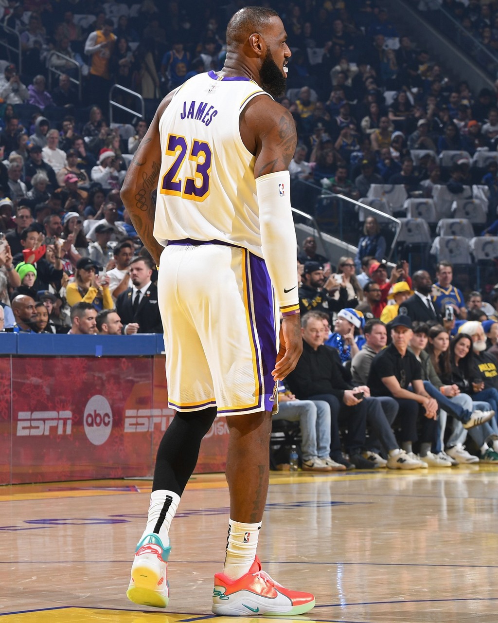 NBA,圣诞大战,LBJ22 詹姆斯「圣诞大战」穿新鞋!造型挺特别! NBA,圣诞大战,LBJ22 詹姆斯「圣诞大战」穿新鞋!造型挺特别!
