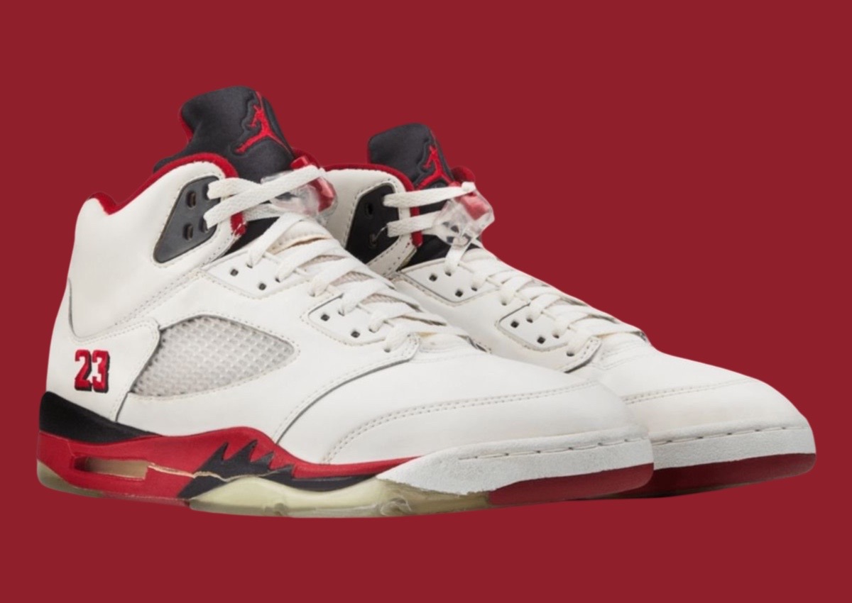 Air Jordan 5,AJ5,Fire Red,Blac 上次市价 3K+!苦等 12 年,这双极少复刻的「元年 AJ」终于回归! Air Jordan 5,AJ5,Fire Red,Blac 上次市价 3K+!苦等 12 年,这双极少复刻的「元年 AJ」终于回归!