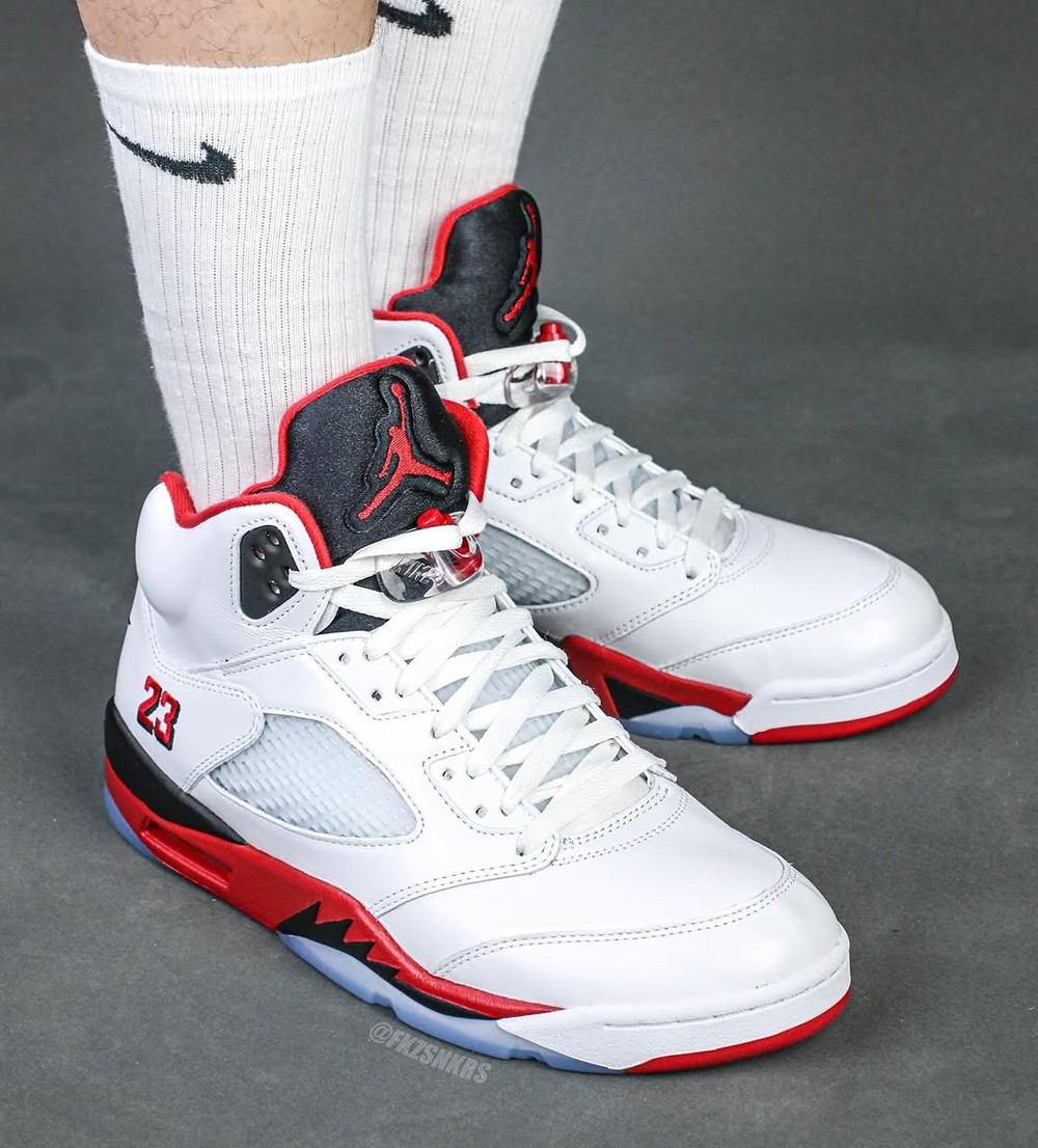 Air Jordan 5,AJ5,Fire Red Blac 苦等 12 年!这双「元年 AJ」上脚你打几分? Air Jordan 5,AJ5,Fire Red Blac 苦等 12 年!这双「元年 AJ」上脚你打几分?