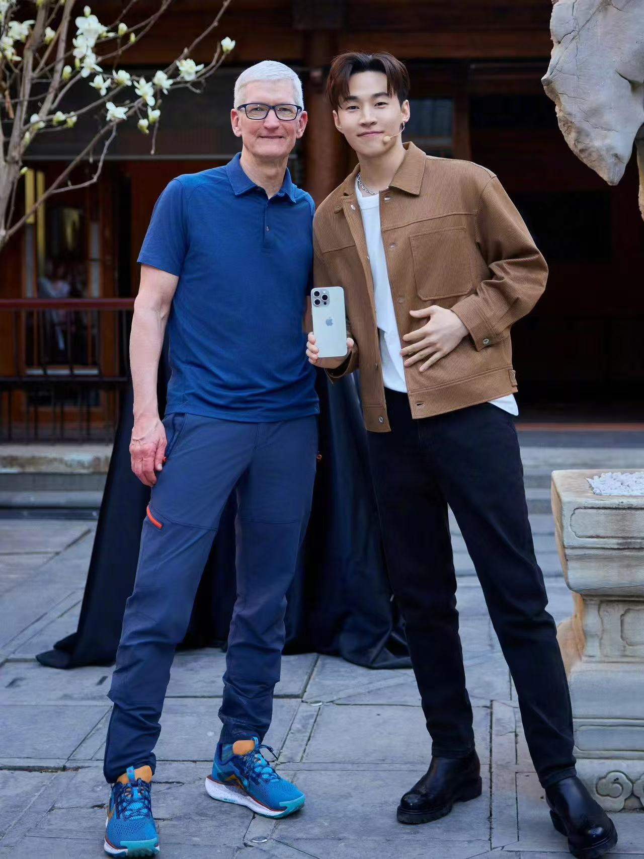 库克,明星上脚 苹果 CEO 库克又来中国了,这次穿了双冷门 Nike 鞋! 库克,明星上脚 苹果 CEO 库克又来中国了,这次穿了双冷门 Nike 鞋!