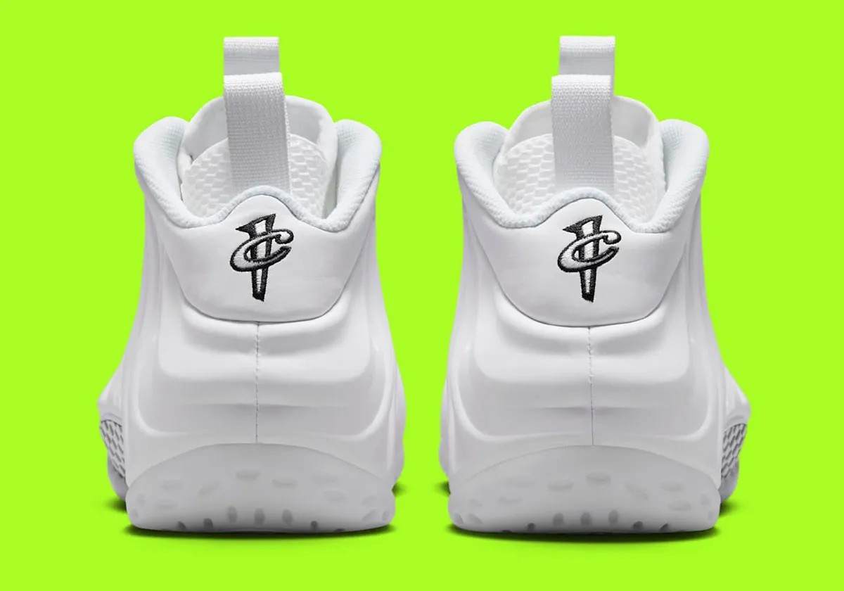 Nike,Air Foamposite One,HJ5195 又一款纯色的「白喷」曝光!颜值给几分? Nike,Air Foamposite One,HJ5195 又一款纯色的「白喷」曝光!颜值给几分?