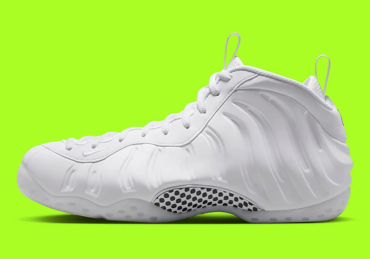 Nike,Air Foamposite One,HJ5195 又一款纯色的「白喷」曝光!颜值给几分? Nike,Air Foamposite One,HJ5195 又一款纯色的「白喷」曝光!颜值给几分?