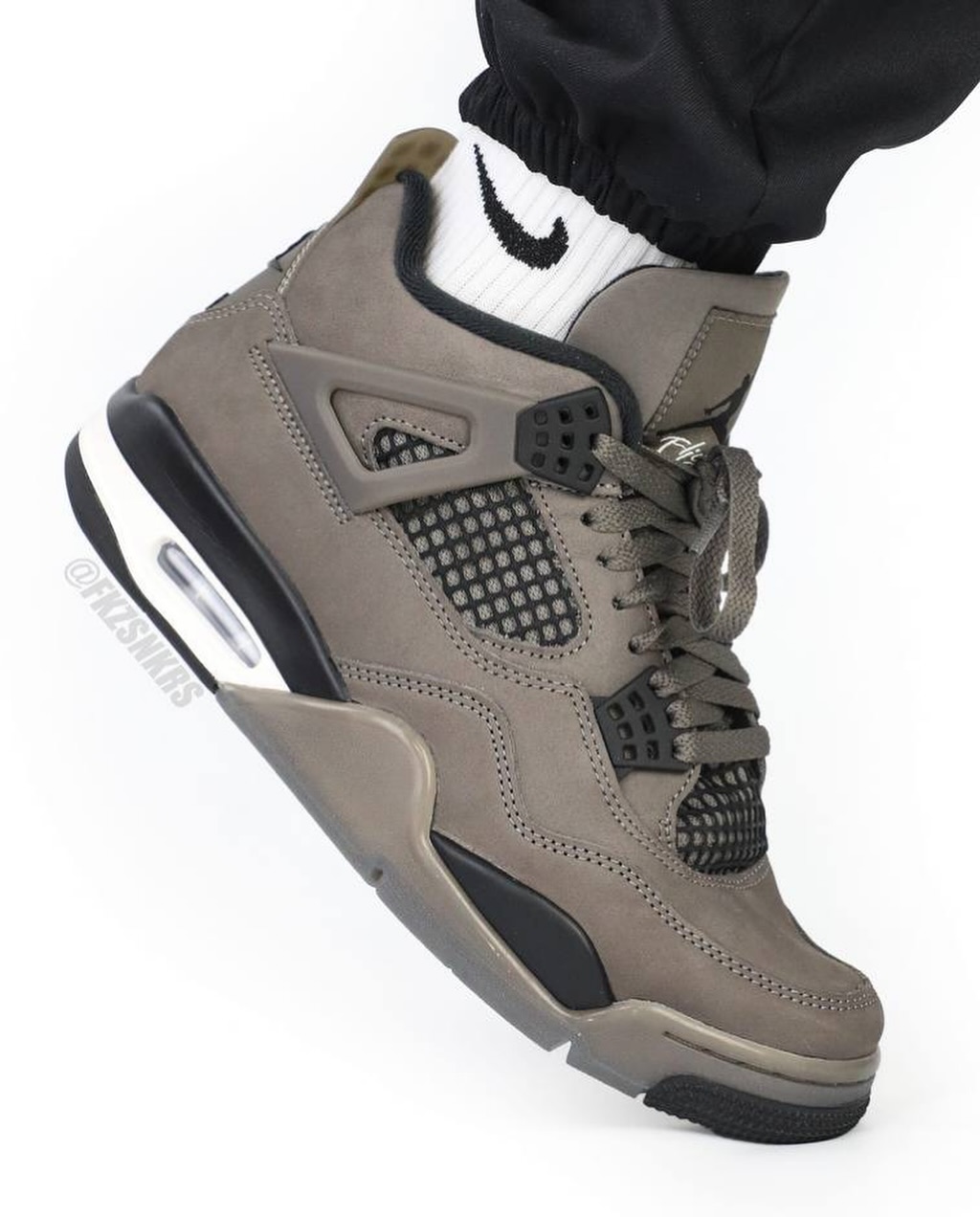 AJ,Air Jordan 4,Cave Stone,FV5 酷似 TS 亲友限定!「摩卡」AJ4 上脚来了! AJ,Air Jordan 4,Cave Stone,FV5 酷似 TS 亲友限定!「摩卡」AJ4 上脚来了!