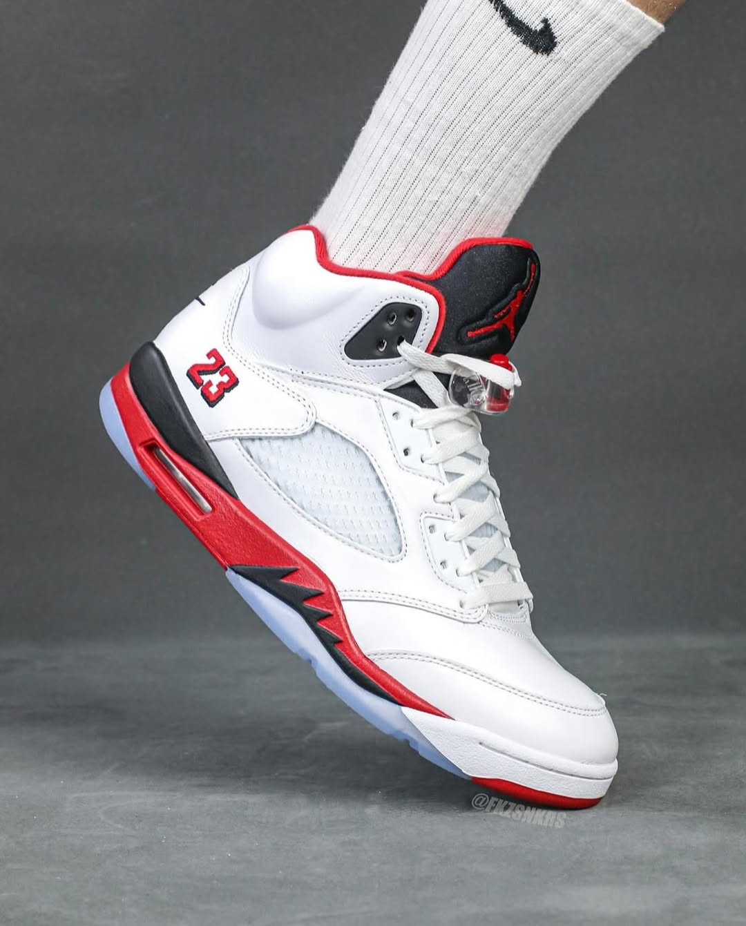 AJ,Air Jordan 5,Fire Red Black 超经典「元年 AJ」回归!上脚图来了! AJ,Air Jordan 5,Fire Red Black 超经典「元年 AJ」回归!上脚图来了!