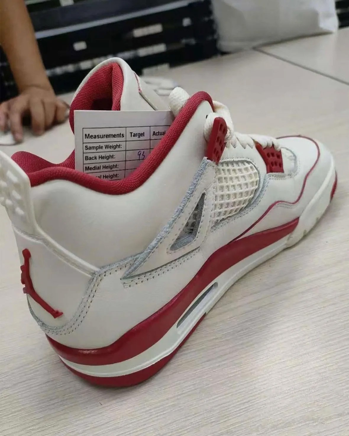 HV0823-108,AJ4,Air Jordan 4 AJ4「新白红」实物图片首次曝光!日期是… HV0823-108,AJ4,Air Jordan 4 AJ4「新白红」实物图片首次曝光!日期是…