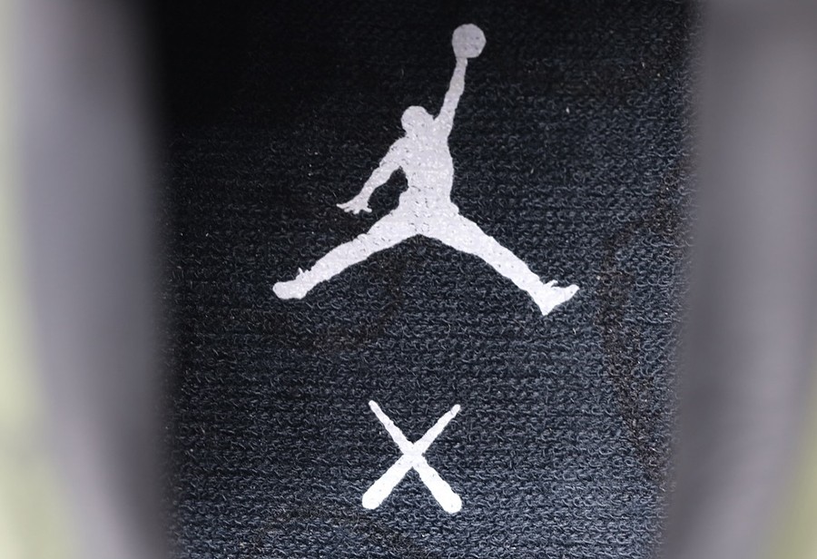 AJ4,KAWS 要价 48W!这双「超罕见 AJ」悄悄现身…… AJ4,KAWS 要价 48W!这双「超罕见 AJ」悄悄现身……