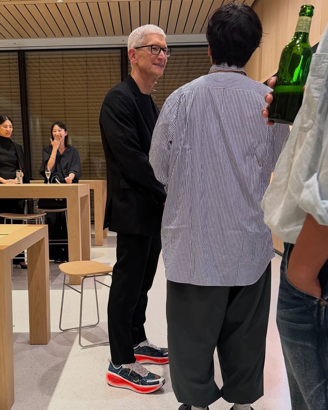 苹果,CEO,库克,Nike 新店开业,苹果 CEO 库克上脚 Nike 新鞋,这双真的买不到! 苹果,CEO,库克,Nike 新店开业,苹果 CEO 库克上脚 Nike 新鞋,这双真的买不到!