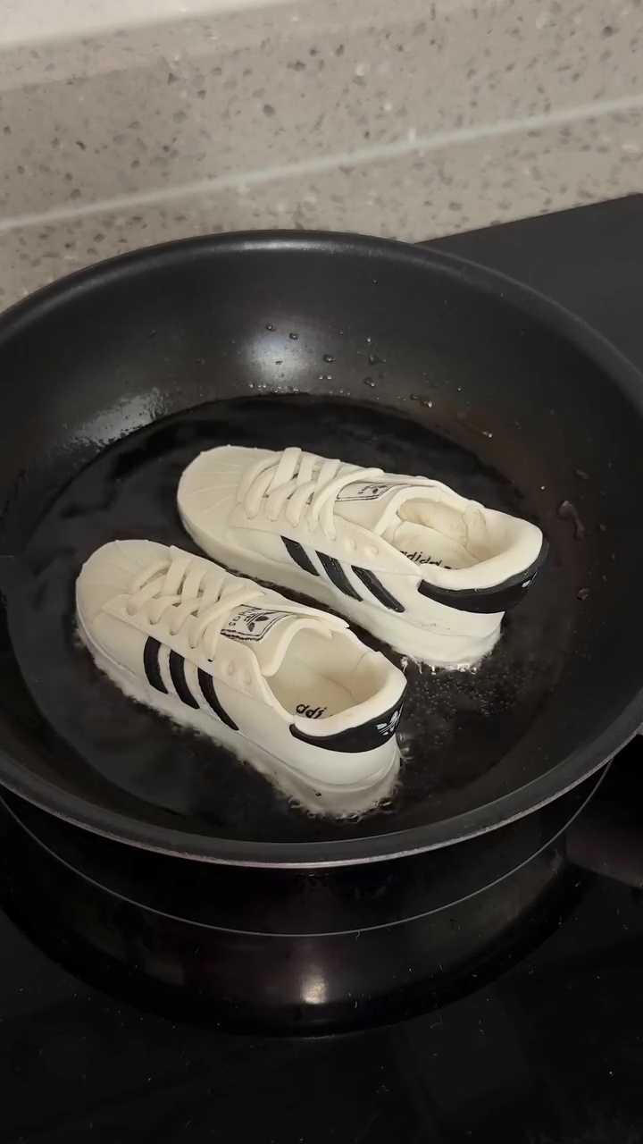 虽然,说,可以吃,的,球鞋,并不,是什么,新鲜, 可以完全吃掉的球鞋!?真把我看呆了... 虽然,说,可以吃,的,球鞋,并不,是什么,新鲜, 可以完全吃掉的球鞋!?真把我看呆了...