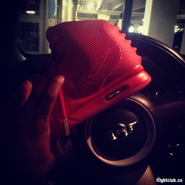 nike air yeezy 2,椰子2 椰子2全红 Nike Air Yeezy 2 “Red October”实物现身！
