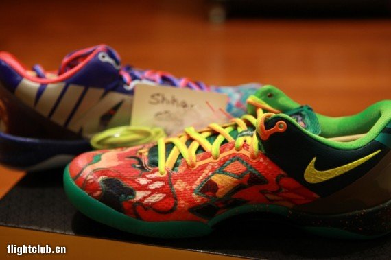 kobe what the 635438-800 Kobe 8 ＂What The Kobe＂ 海外售价高达 00 美元