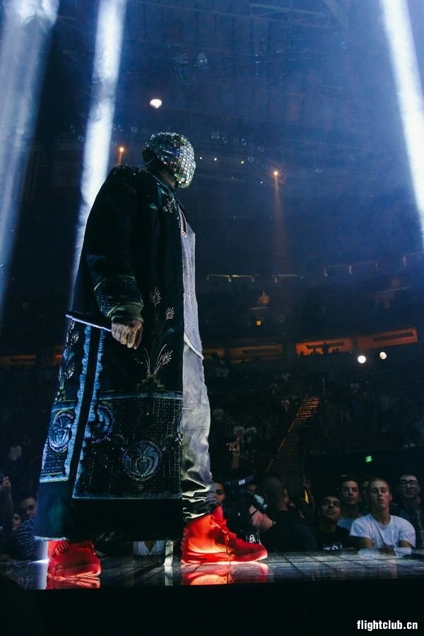 yeezy 2  Kanye 演唱会上脚 Air Yeezy 2 ＂Red October＂ 近照