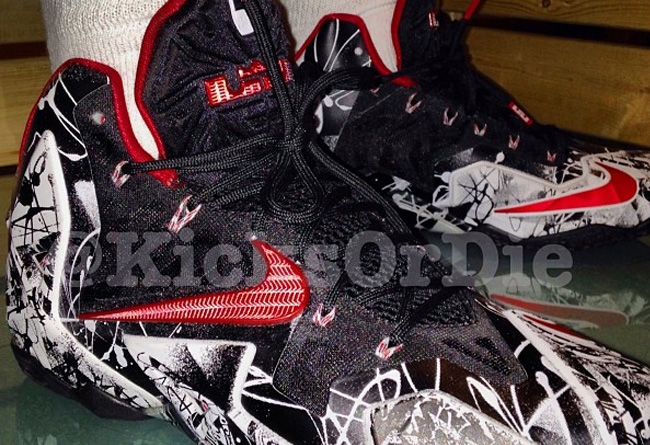 LeBron,涂鸦,配色,上,脚,实拍,在,LeBron,系  LeBron 11 涂鸦配色上脚实拍