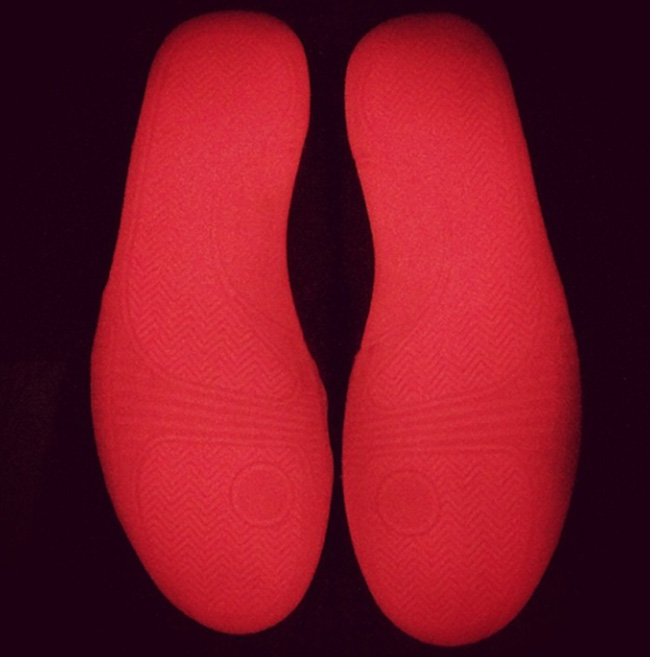 Nike,Air,Yeezy,Red,October,鞋底,  Nike Air Yeezy 2 Red October 鞋底夜光效果展示